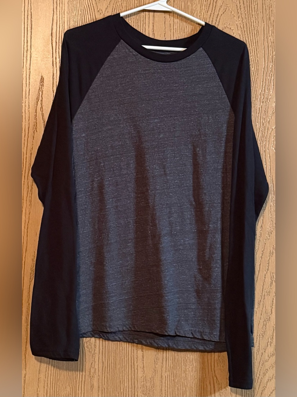 urban pipeline Men's Long-Sleeve Raglan Tee in Charcoal & Black